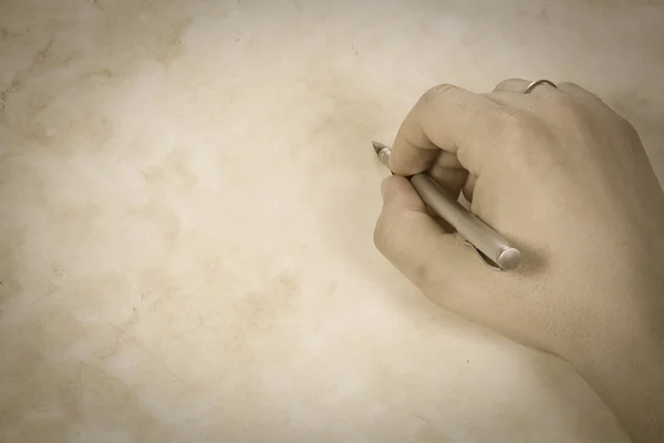 Рука и ручка на бумаге — стоковое фото