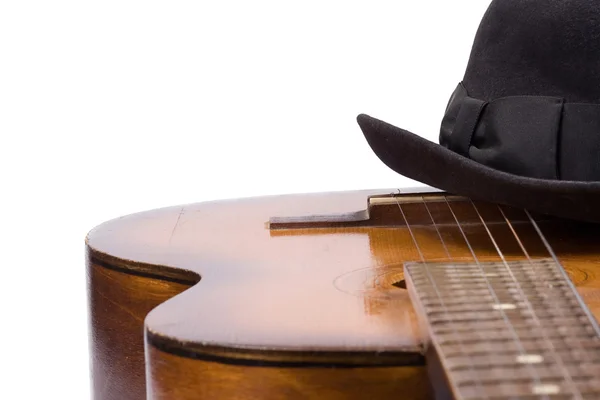 Guitarra y sombrero blanco — Stok fotoğraf