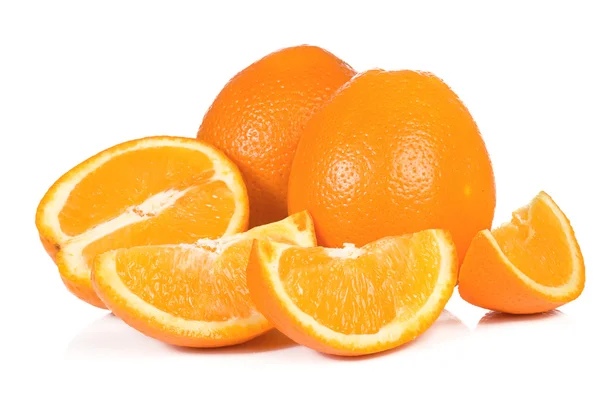 Geïsoleerde gesneden sinaasappelen — Stockfoto