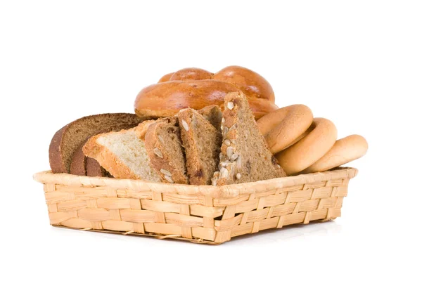 Gesneden brood in mand — Stockfoto