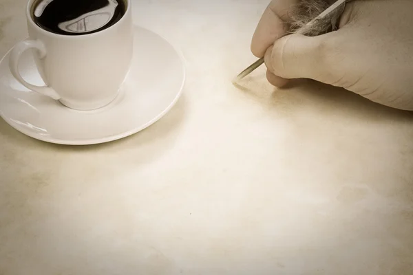 Кофе и руки на сепии — стоковое фото