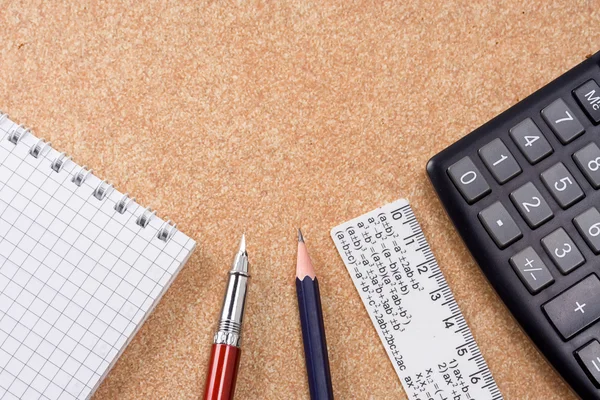 Almofada, régua e canetas na mesa — Fotografia de Stock