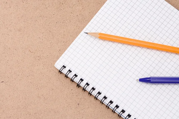 ペン、鉛筆とメモ帳 — ストック写真