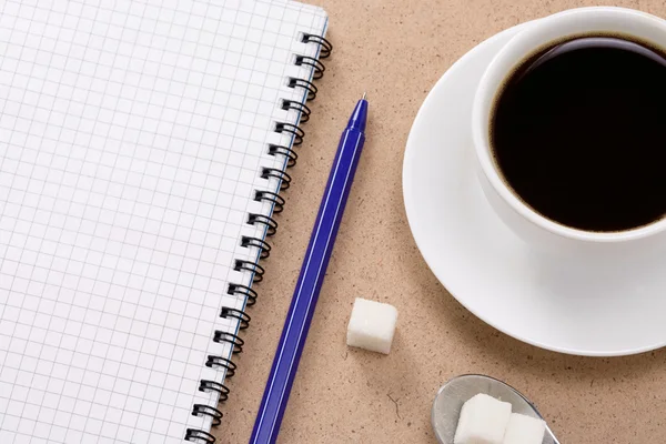 Koffie, Kladblok en pen op tafel — Stockfoto