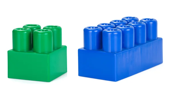 Пластиковые разноцветные кирпичи на белом — стоковое фото