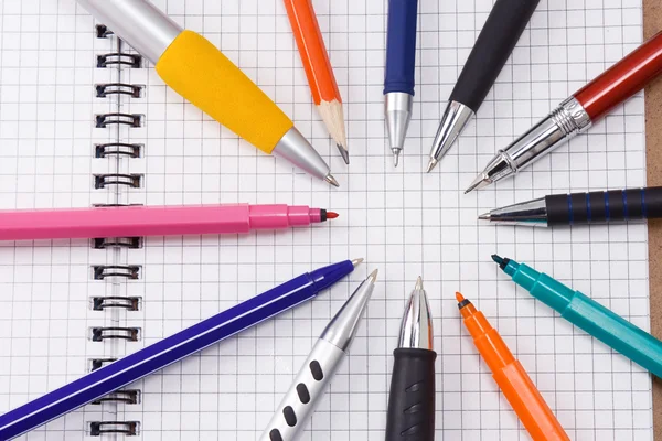 Stifte und Bleistifte auf Block — Stockfoto