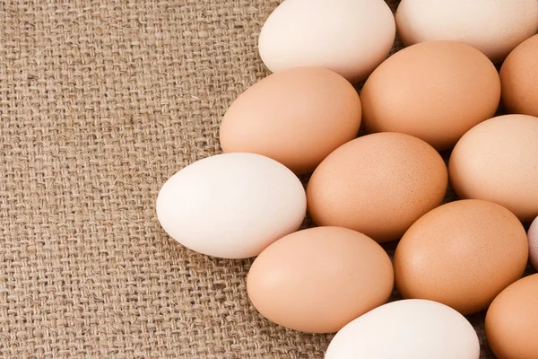 Eieren op rouwgewaad — Stockfoto