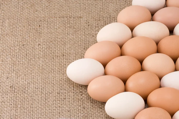 Eieren op rouwgewaad — Stockfoto