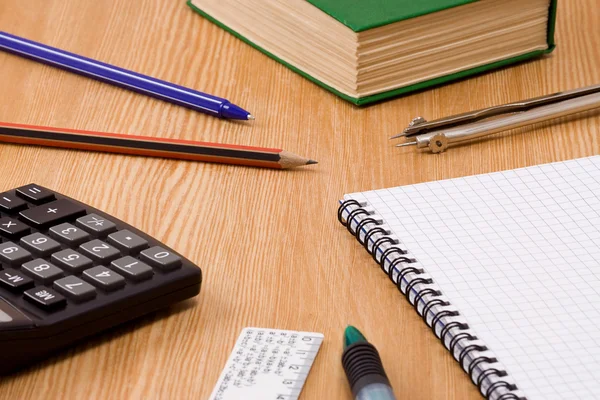 Penna, penna, linjal och bok — Stockfoto