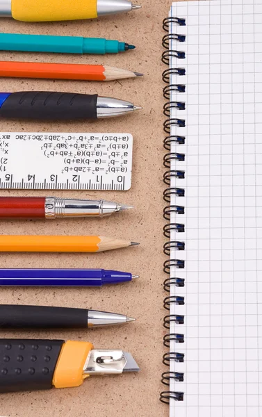 Pennen, potloden en pad op hout — Stockfoto