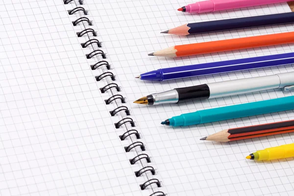 Bolígrafos y lápices con almohadilla —  Fotos de Stock