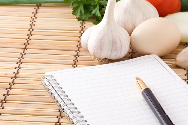 Zápisník, česnekem a vejcem — Stock fotografie