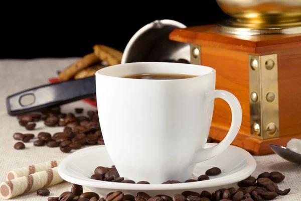 Tasse de café, rouleaux de plaquettes et broyeur — Photo