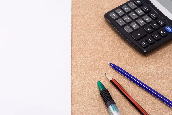 Calculatrice, stylo et crayon — Photo