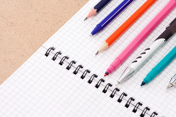 Długopisy i ołówki z padem — Zdjęcie stockowe