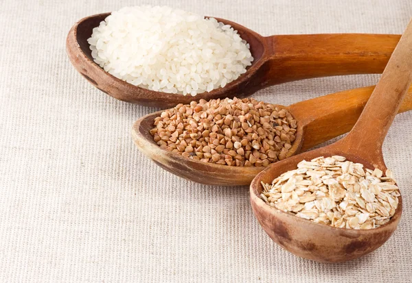 Owies, ryż i Kasza gryczana w drewniane łyżki — Zdjęcie stockowe