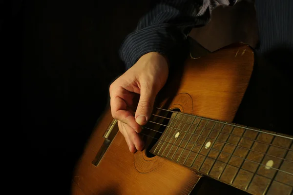 Homem tocando guitarra clássica — Fotografia de Stock