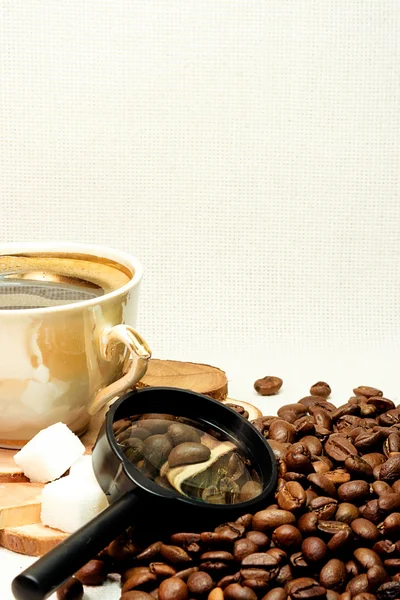 Grãos de café e vidro — Fotografia de Stock