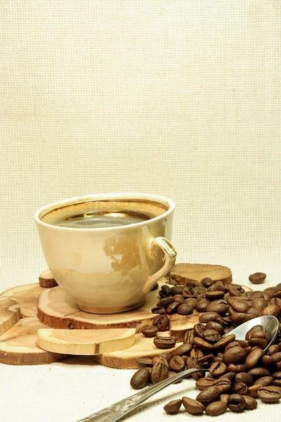 Kaşık ve kahve çekirdekleri — Stok fotoğraf