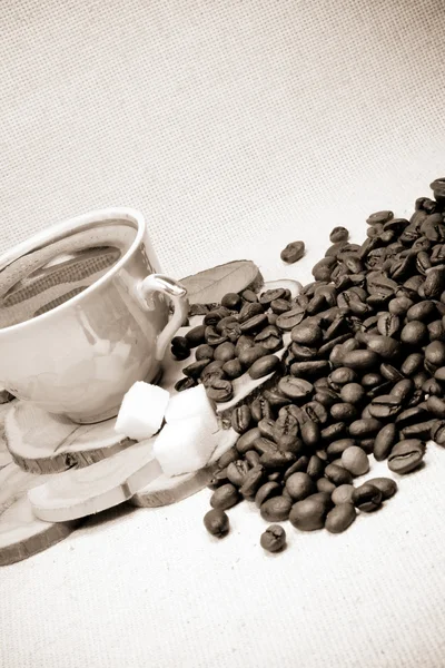 Vintage cup and coffee beans — Stock Photo, Image