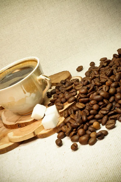 Kahve çekirdeği ve fincan. — Stok fotoğraf