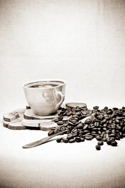 Κόκκοι καφέ και φλιτζάνι — Φωτογραφία Αρχείου