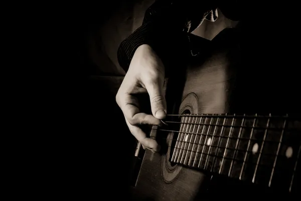 Гитара на черном фоне — стоковое фото