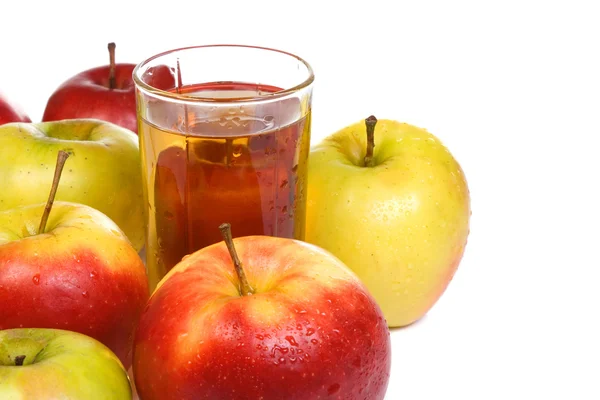 Un vaso lleno de jugo y manzanas — Foto de Stock