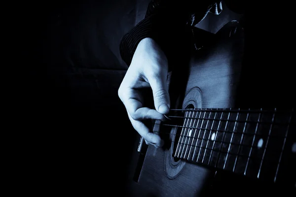 Guitarra en fondo negro —  Fotos de Stock