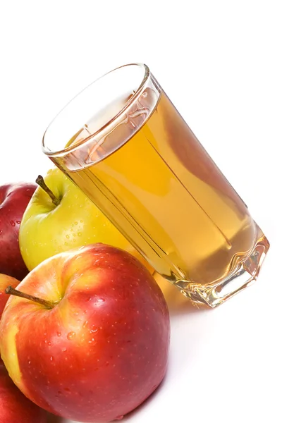 Apple och glas med juice — Stockfoto