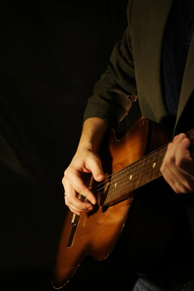 黒の背景でギター — ストック写真