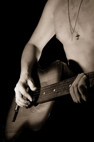 Młody człowiek gra na gitarze — Zdjęcie stockowe