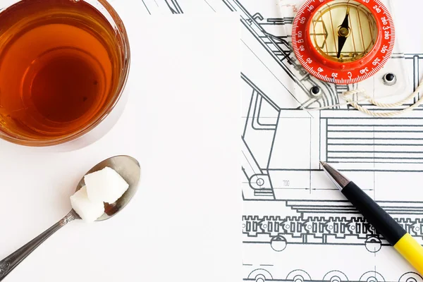 Bússola, caneta e chá — Fotografia de Stock