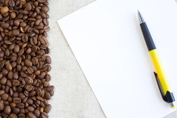Lápiz en hoja de papel con café — Foto de Stock