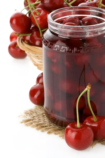 Cherry jam geïsoleerd op wit — Stockfoto