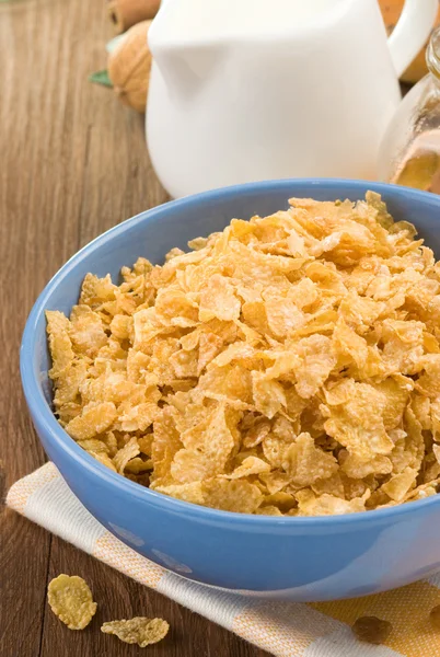 Kom cornflakes en melk op hout — Stockfoto