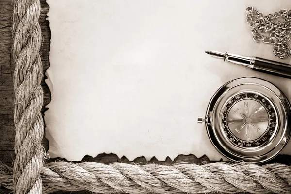 绳索和旧复古古纸背景上的指南针 — 图库照片