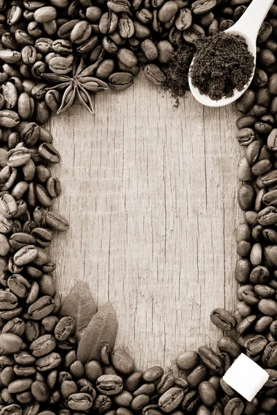 Café em pó e grãos como fundo — Fotografia de Stock