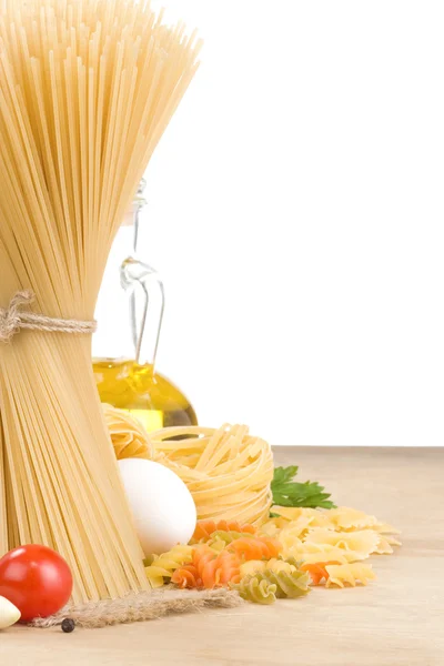 Pasta cruda e verdure alimentari isolate a bianco — Foto Stock