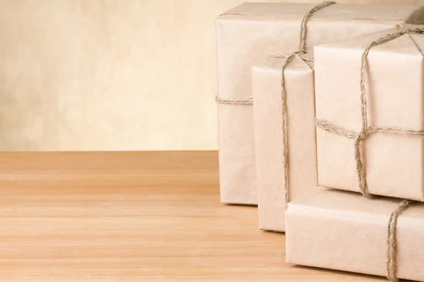 Balík zabalený balené box na dřevo — Stock fotografie