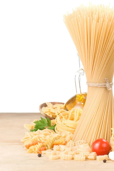 Pasta Ställ och mat grönsaker isolerade vid bord — Stockfoto