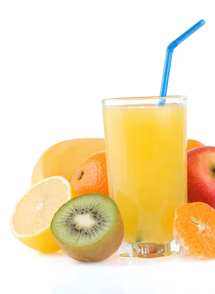 Свежие тропические фруктовые соки в стакане изолированы на белом — стоковое фото