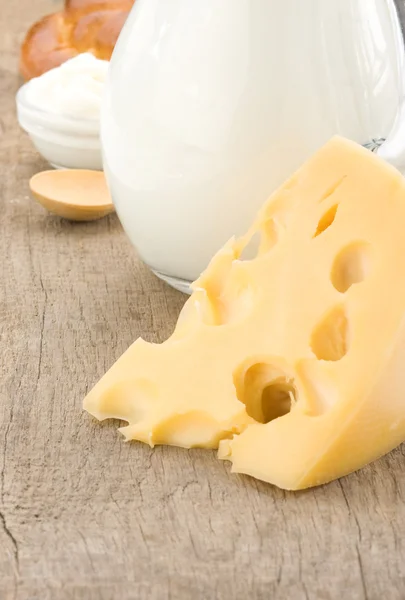 Mléčné výrobky sýr na dřevo — Stock fotografie