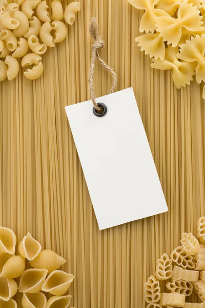 Rå pasta och prislappen etikett — Stockfoto