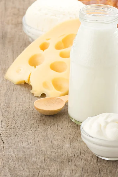 Productos lácteos queso sobre madera —  Fotos de Stock