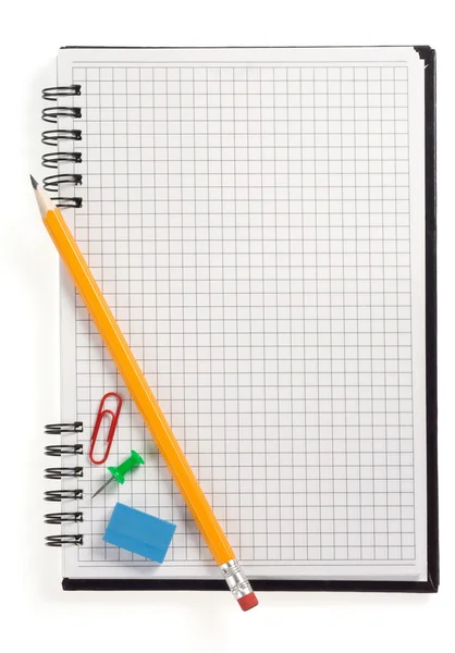 Lápis no caderno verificado isolado em branco — Fotografia de Stock