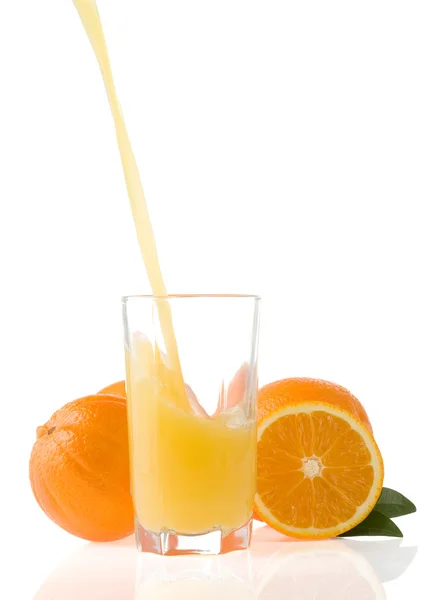 Zumo fluido y naranja aislados en blanco —  Fotos de Stock