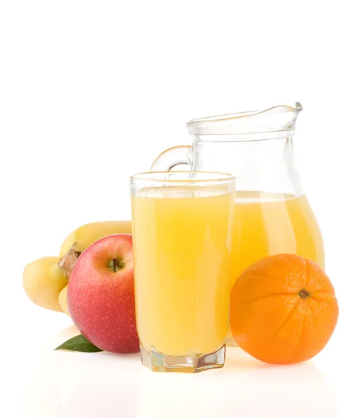 Färska tropiska frukter och juice i glas isolerade på vit — Stockfoto
