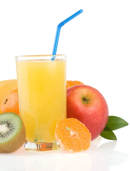Свежие тропические фрукты и сок в стакане изолированы на белом — стоковое фото