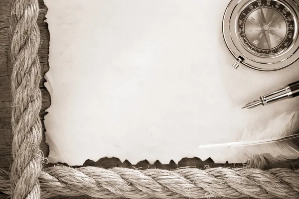 コード、ロープ、古いヴィンテージ紙の背景にコンパス — ストック写真